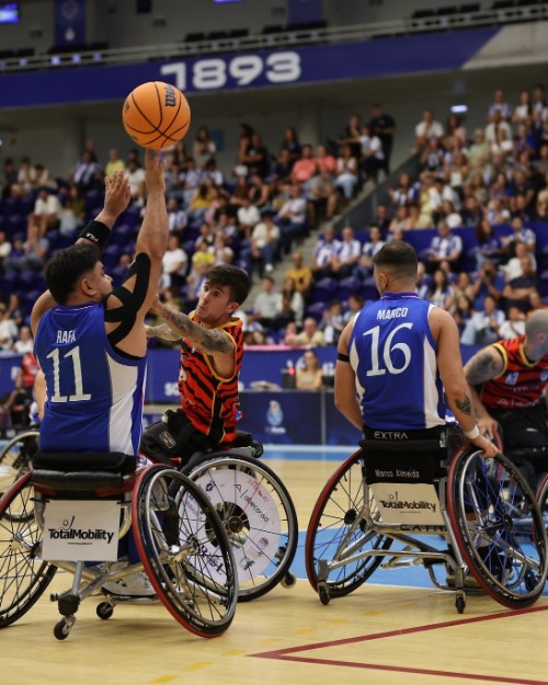 Imagem de jogadores de basquetebol em cadeira de rodas do Futebol Clube do Porto