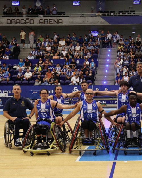 Imagem de jogadores de basquetebol em cadeira de rodas do Futebol Clube do Porto